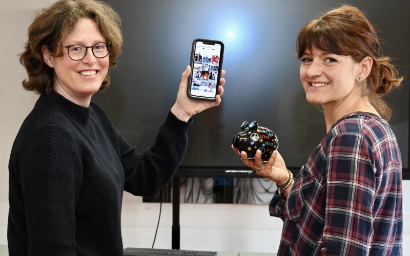 Zwei Personen mit Technik in der Hand