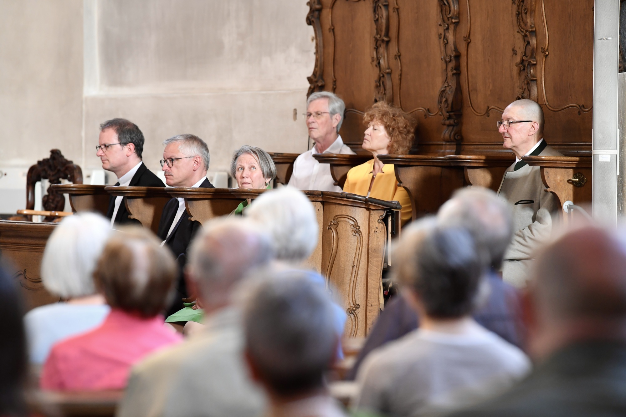 Personen in Kirche