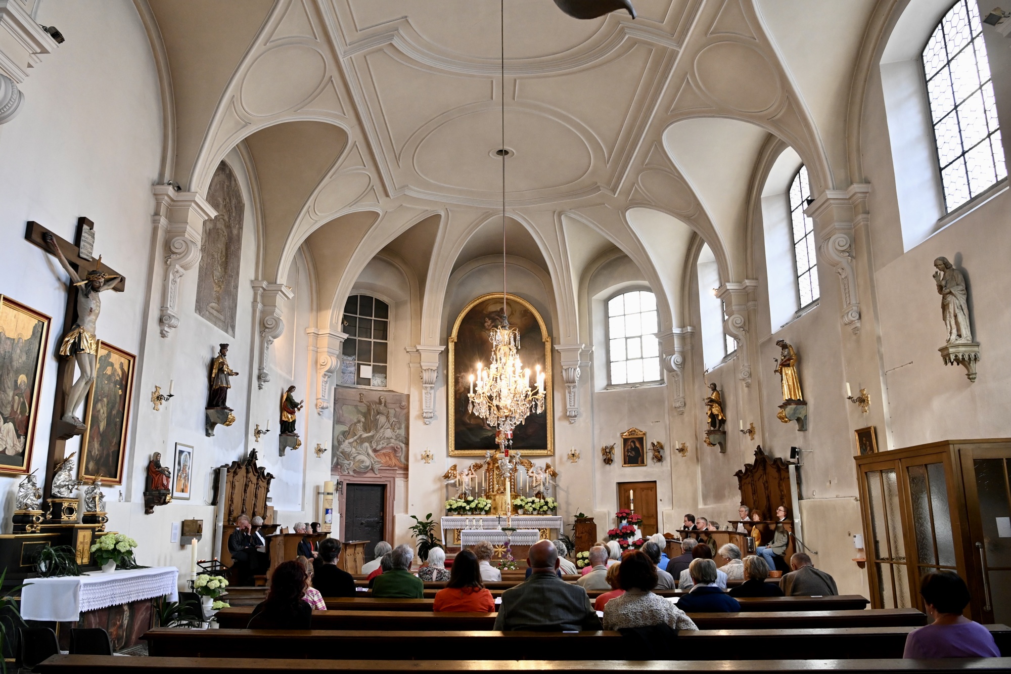 Personen in Kirche