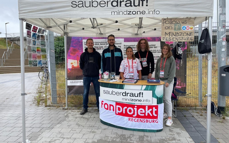 Personen an Aktionsstand
