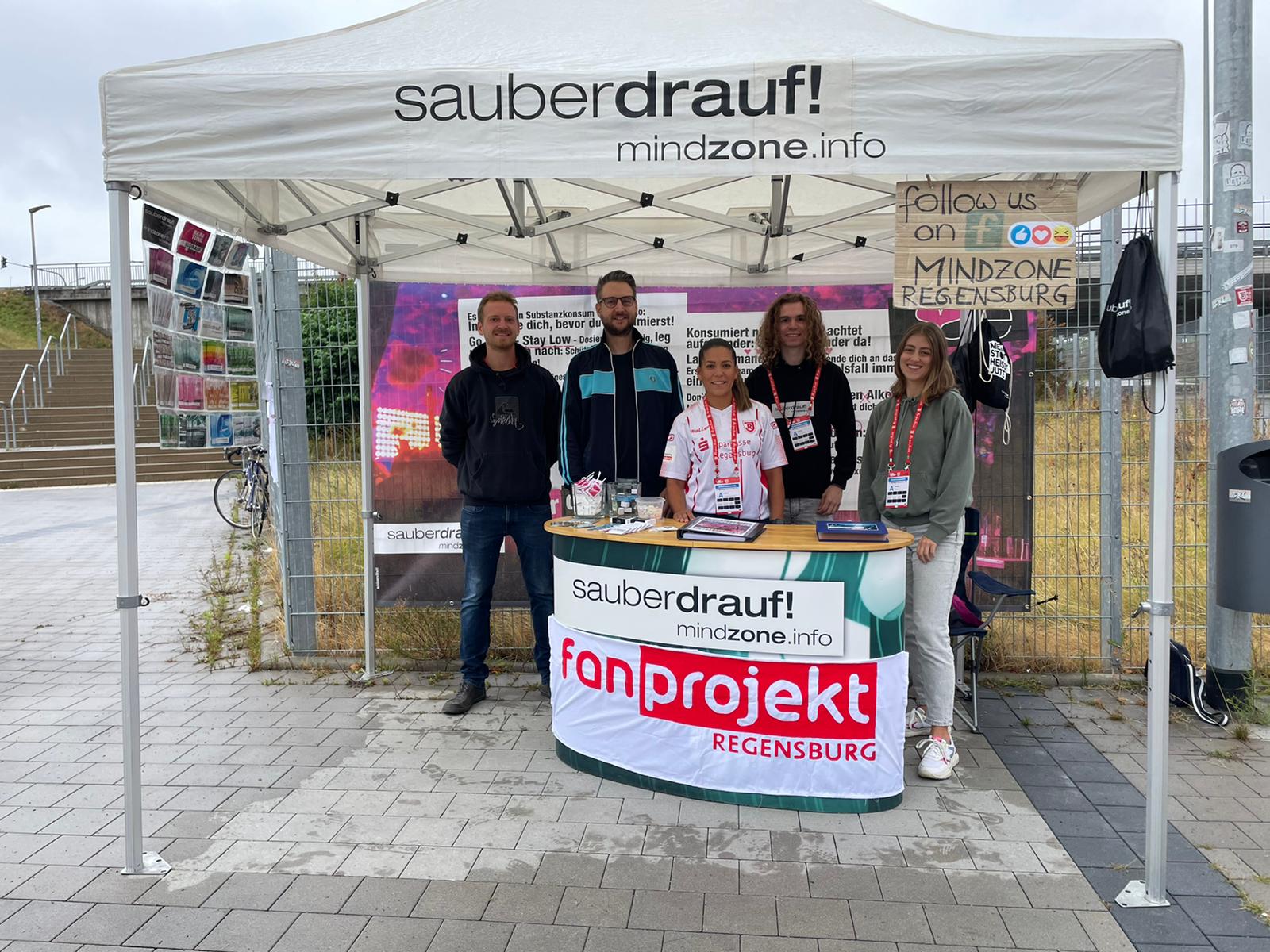 Personen an Aktionsstand