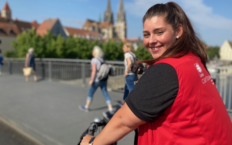 Frau mit Fahrrad in der Stadt