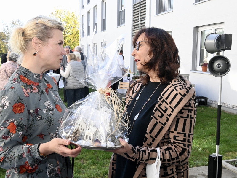 Zwei Personen mit Geschenk