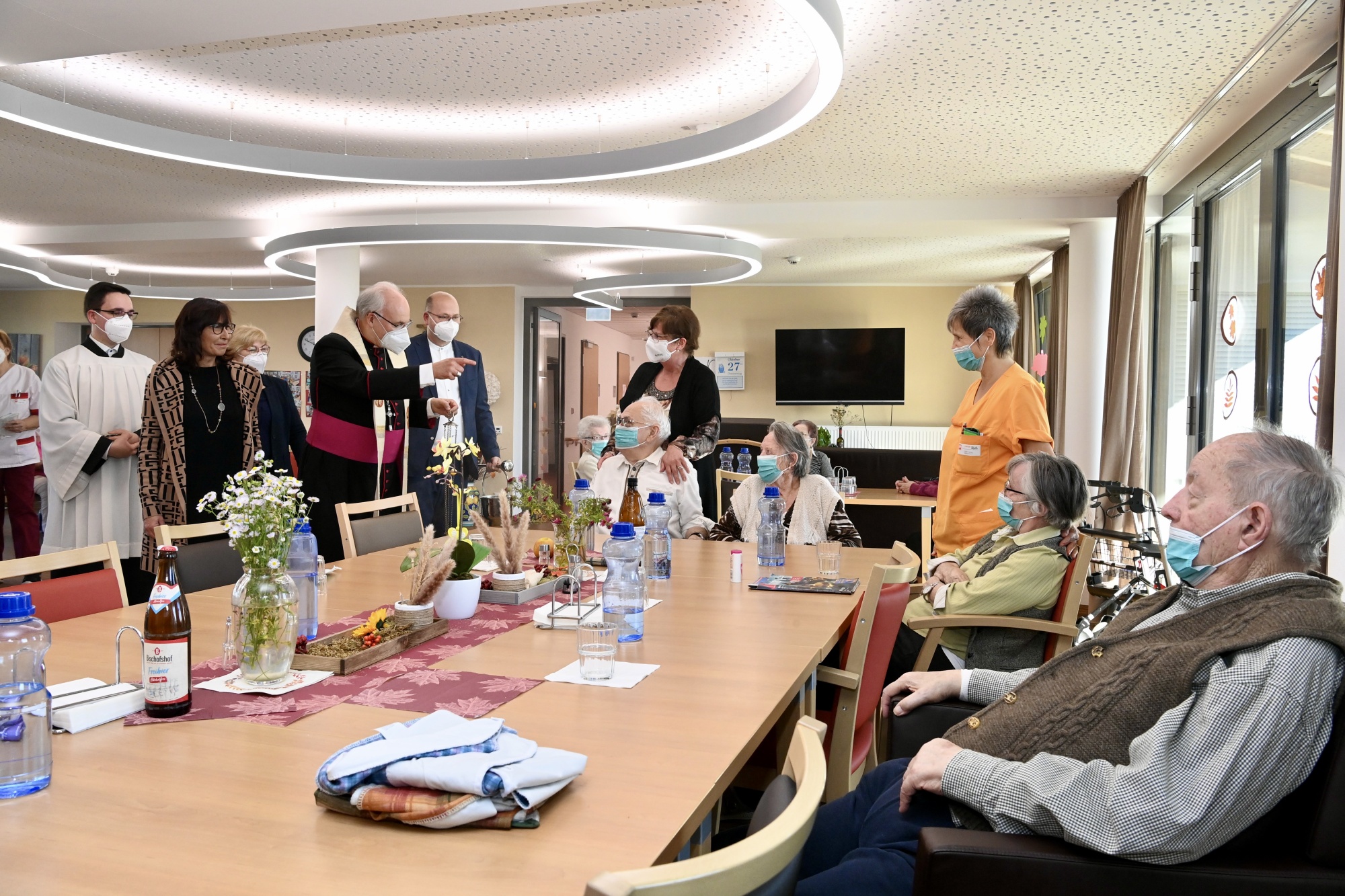 Personen an langem Tisch