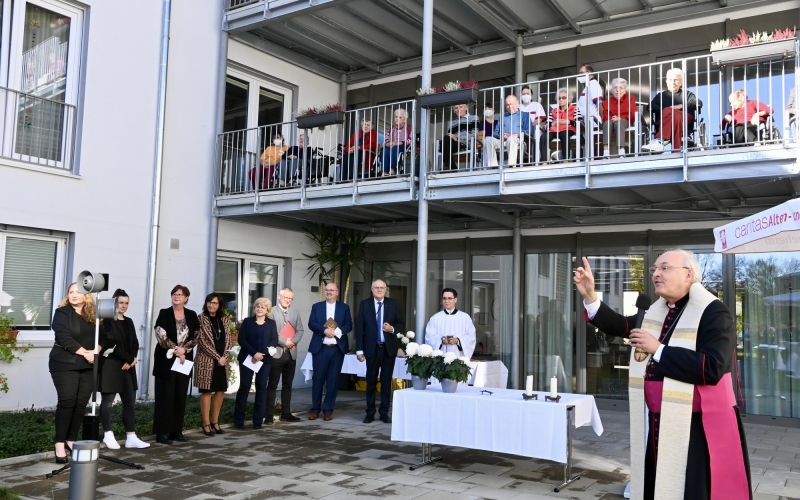 Geistlicher vor Gebäude