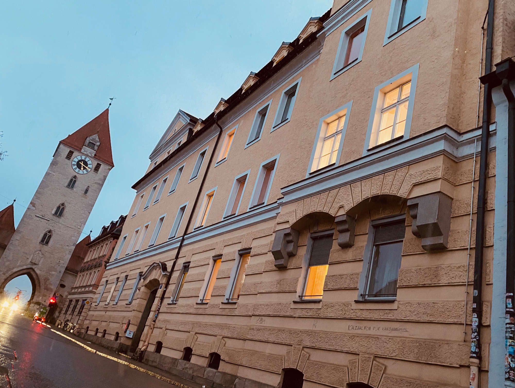 Häuserfassaden bei Dämmerung