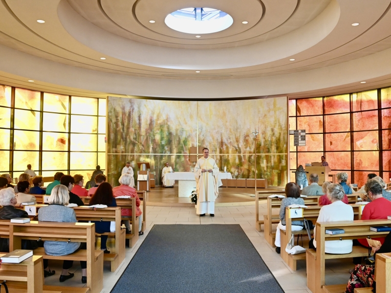 Gottesdienst in moderner Kirche