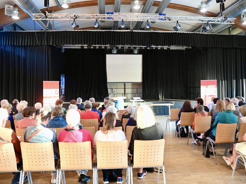 Personen h&ouml;ren dem Gottesdienst