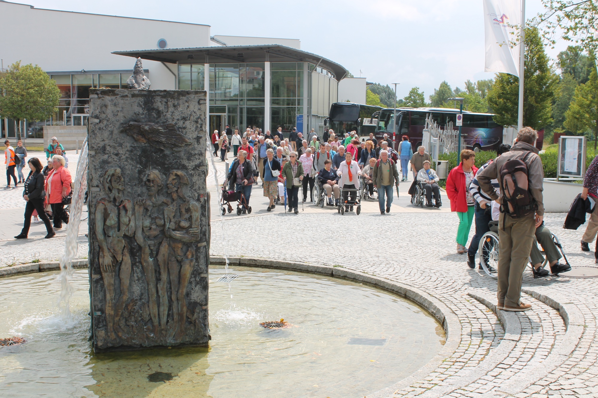 Menschen vor Gebäude