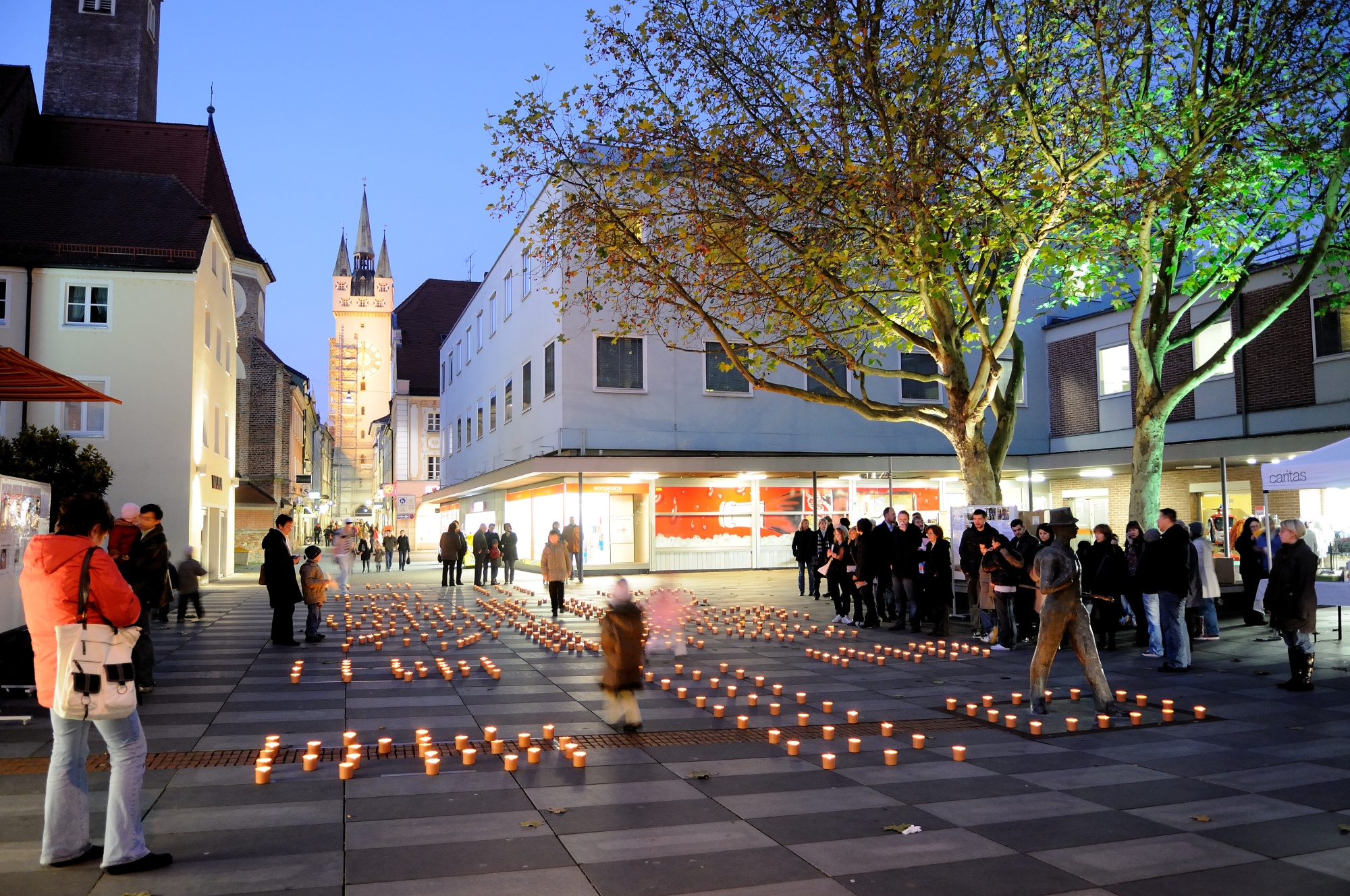 Kerzen am Boden in Stadt