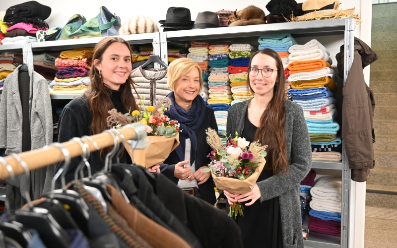 Drei Frauen in Kleiderkammer