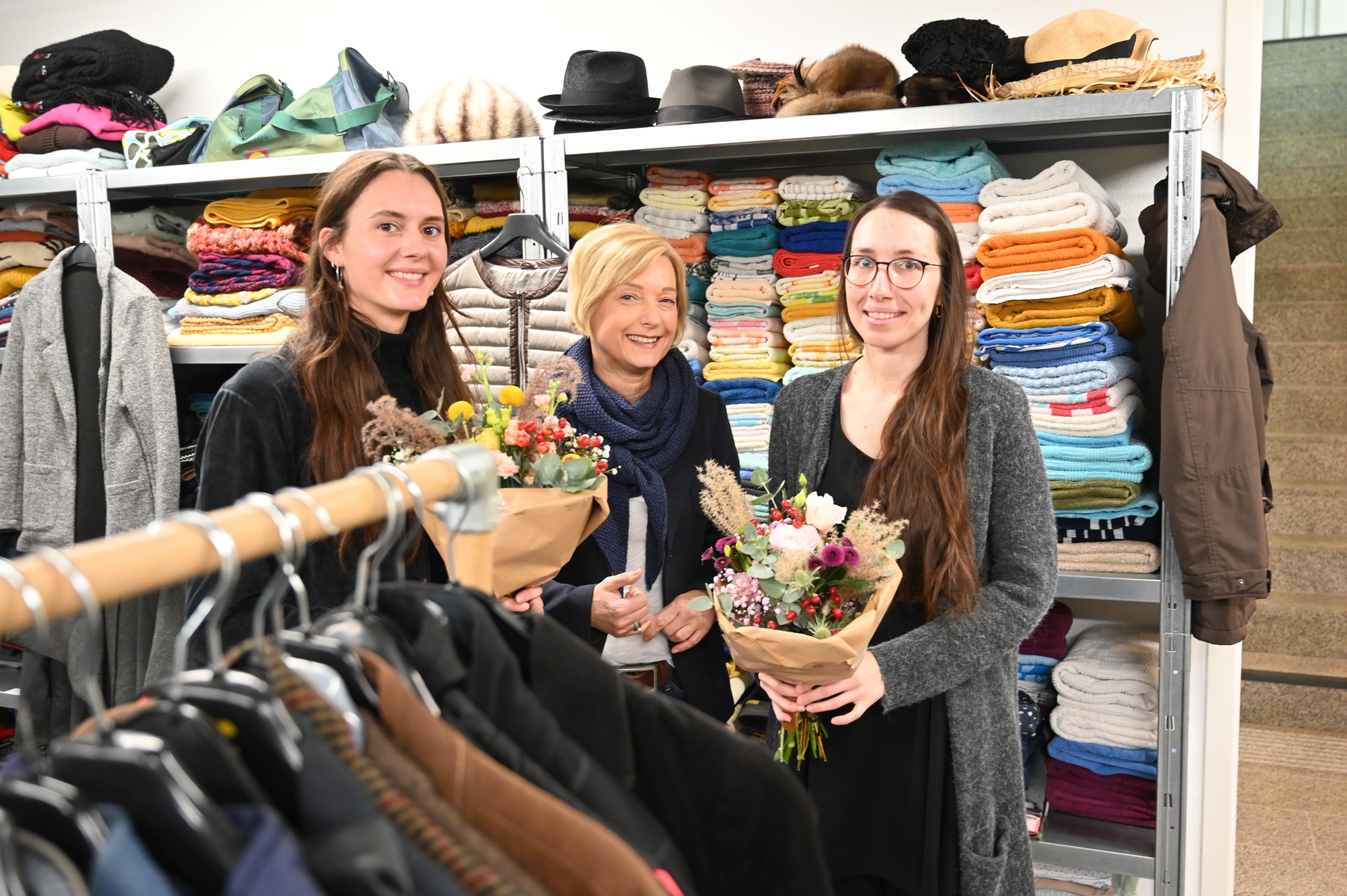 Drei Frauen in Kleiderkammer