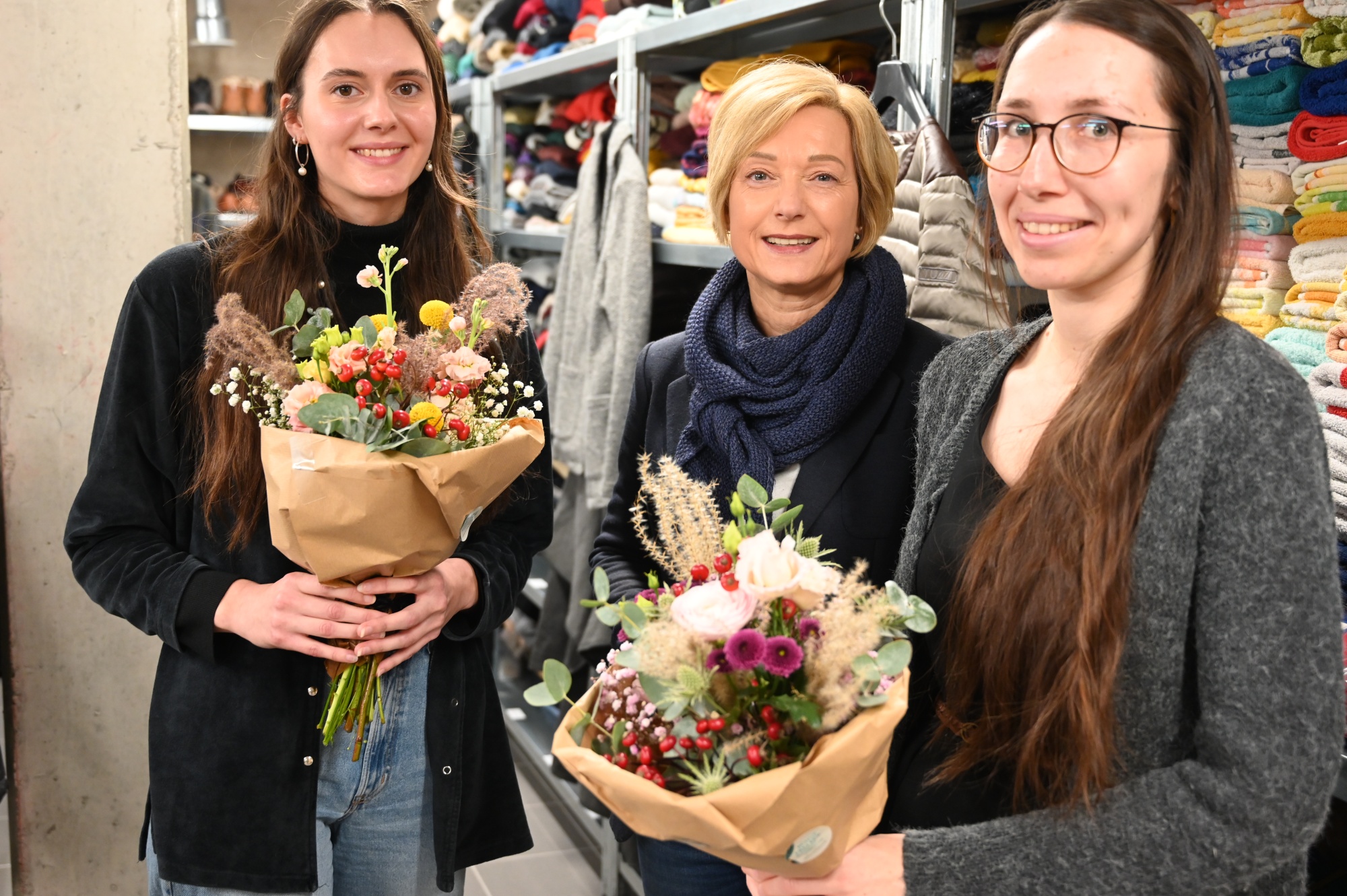 Drei Frauen in Kleiderkammer