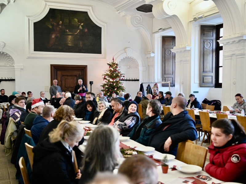 Menschen an festlicher Tafel