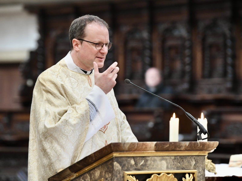 Geistlicher in Kirche
