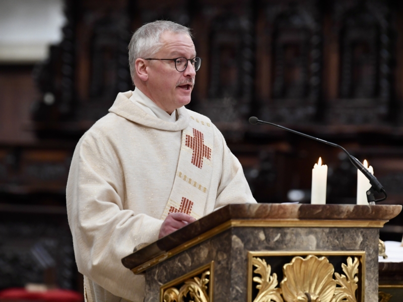 Geistlicher in Kirche