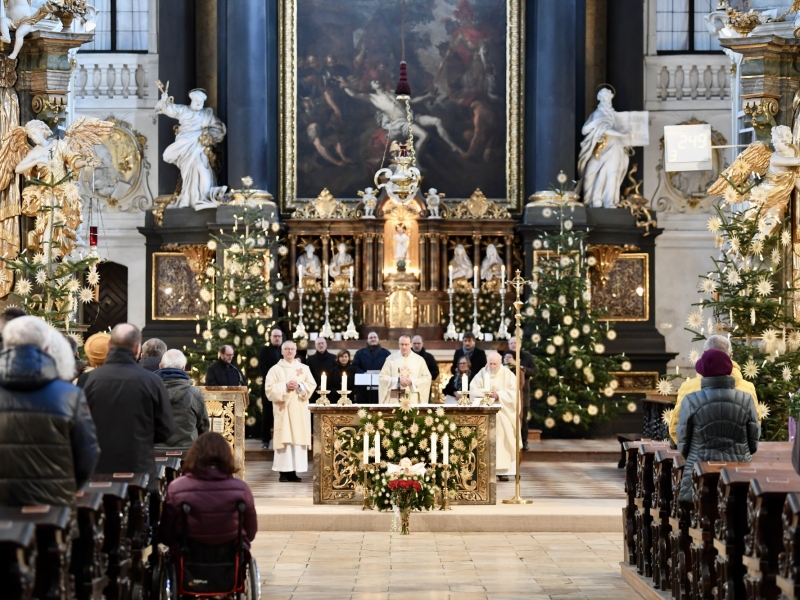 Geistliche hinter Altar