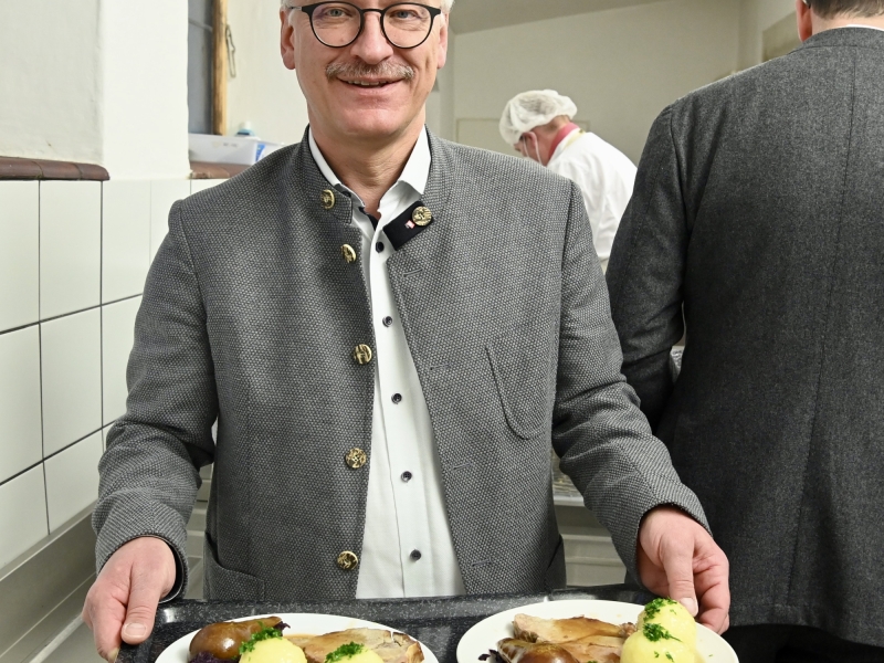 Person h&auml;lt zwei Teller