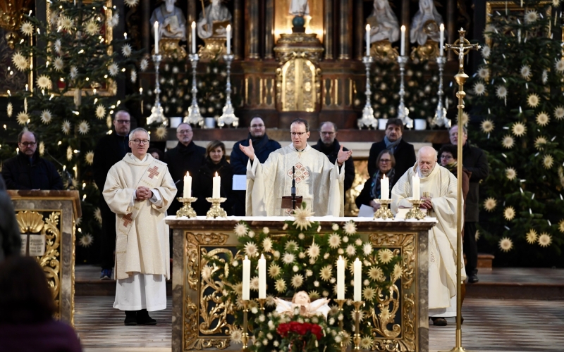 Geistliche hinter Altar