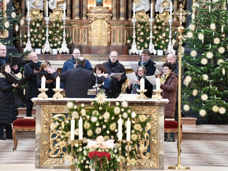 Geistliche hinter Altar
