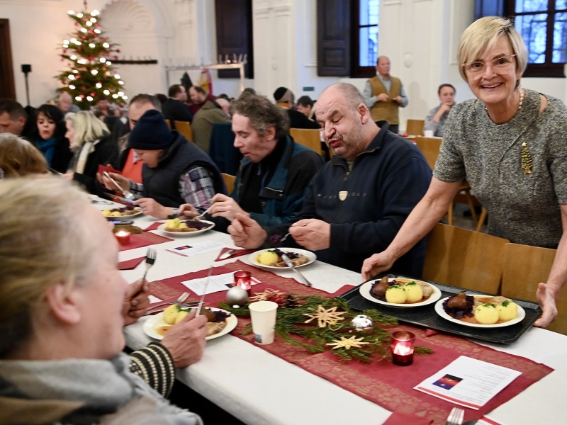 Menschen an festlicher Tafel