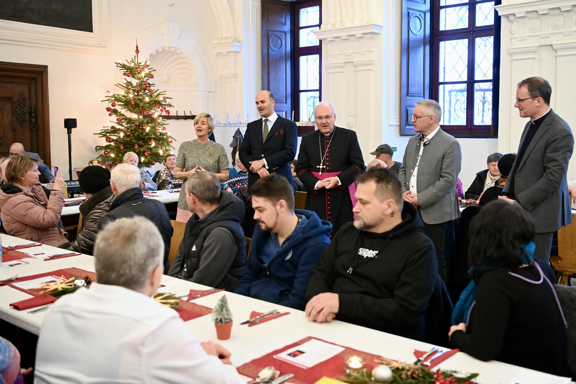Menschen an festlicher Tafel