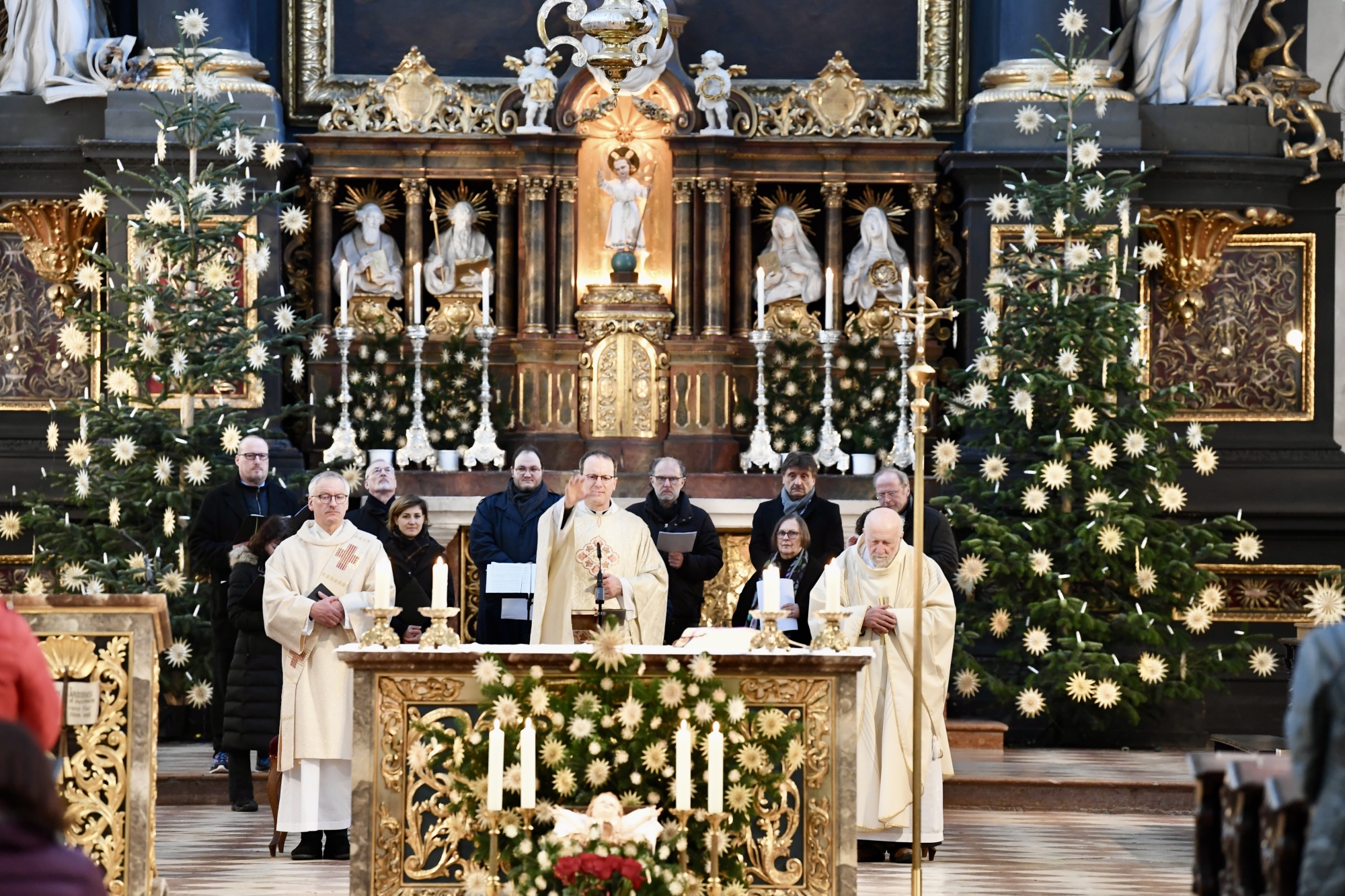 Geistliche hinter Altar