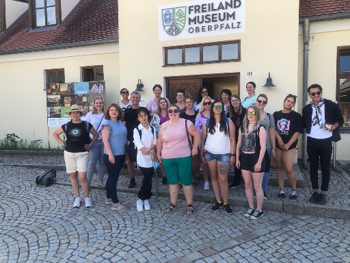 Gruppenfoto vor Gebäude