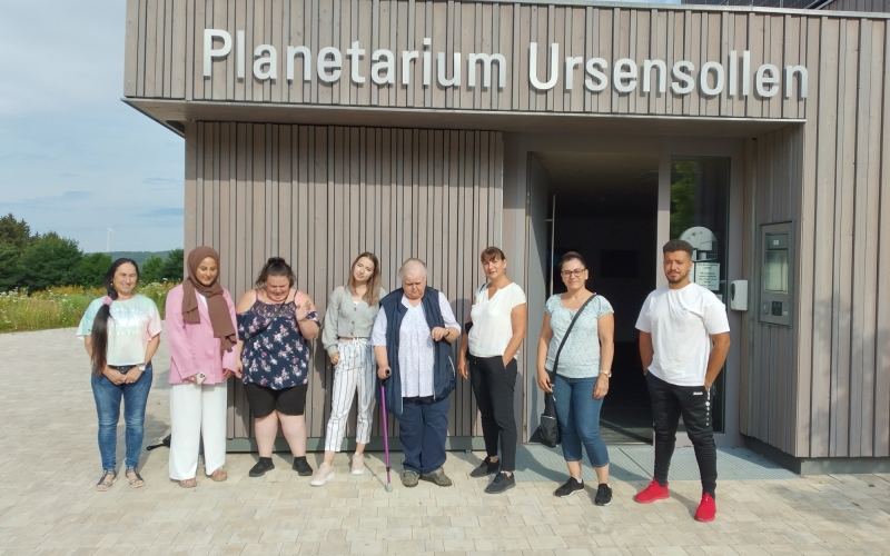 Gruppenfoto vor Gebäude