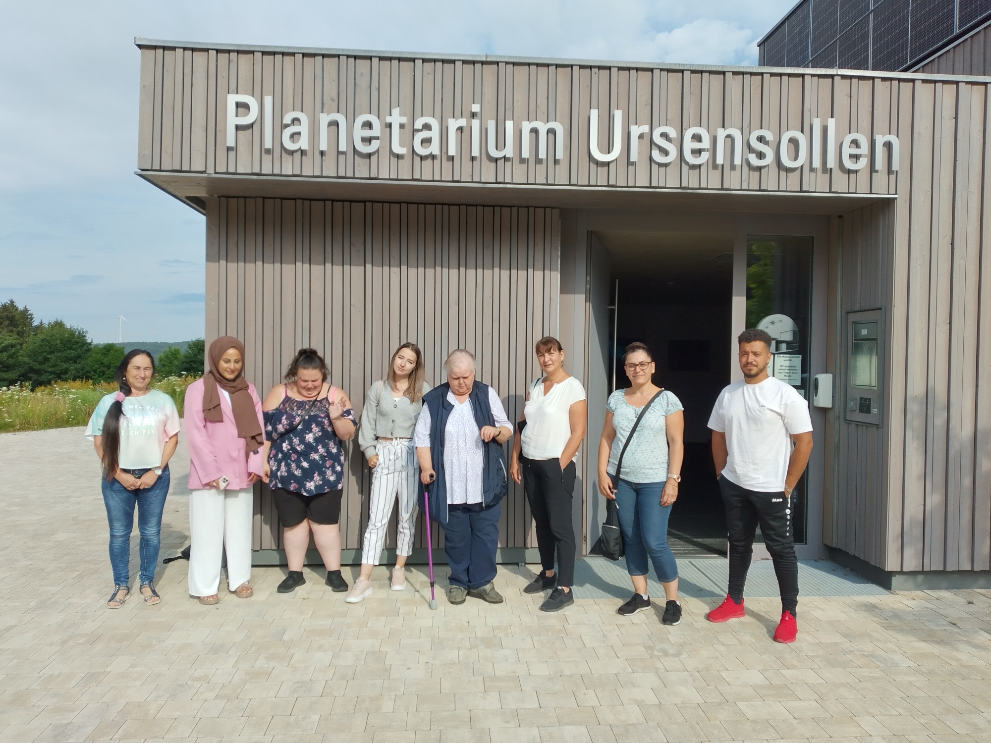 Gruppenfoto vor Gebäude