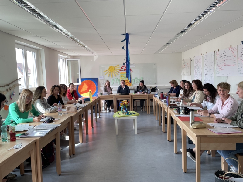 Gruppenraum mit Personen bei einer Art Workshop