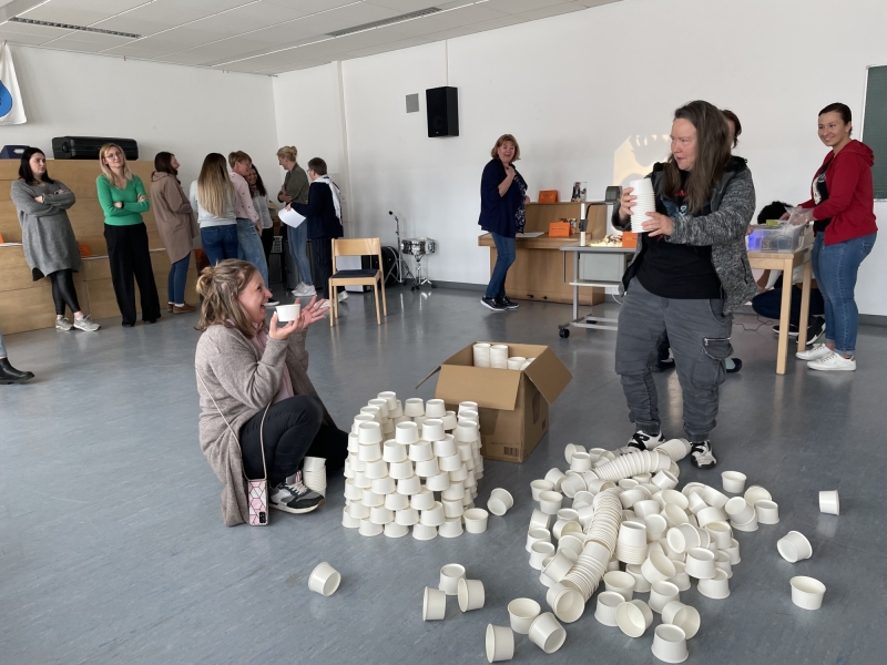 Gruppenraum mit Personen bei einer Art Workshop