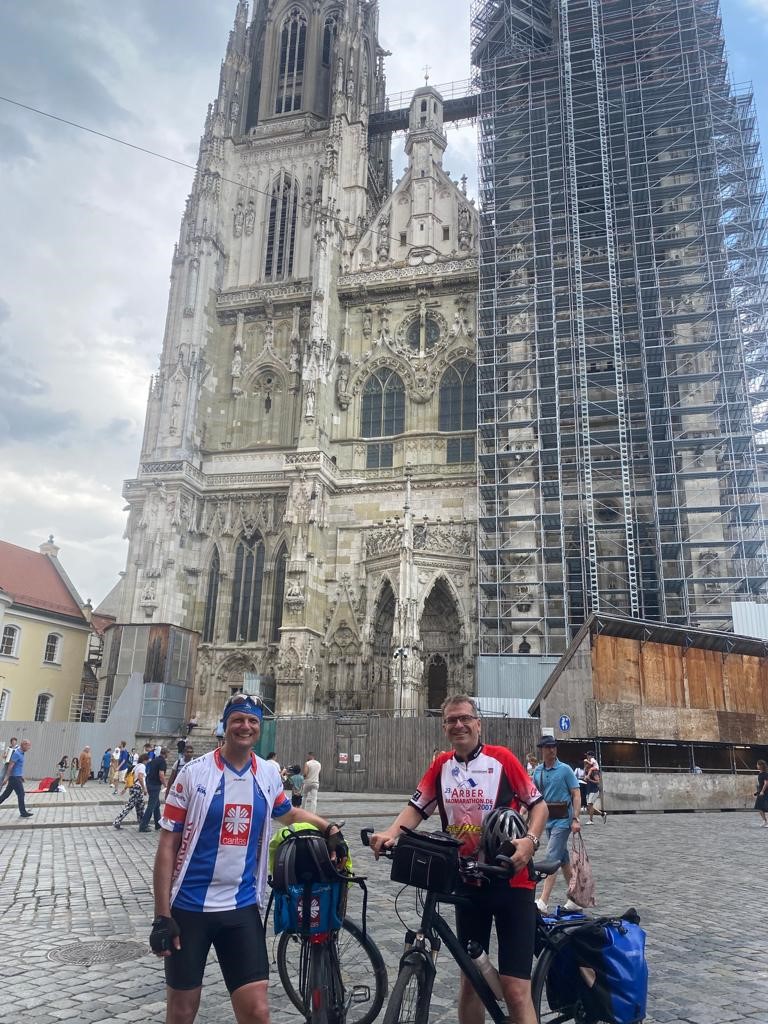 Sportler mit Fahrrad im Freien