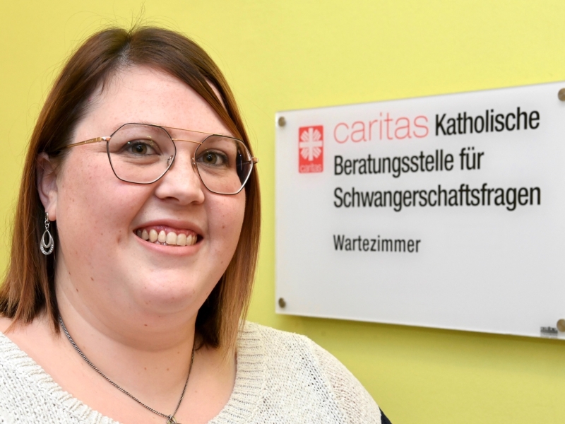Frau vor Schild