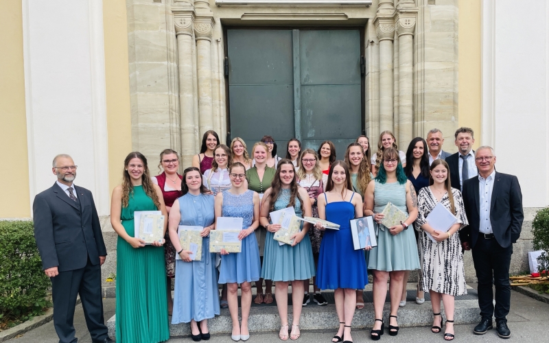 Gruppenfoto vor Kirche