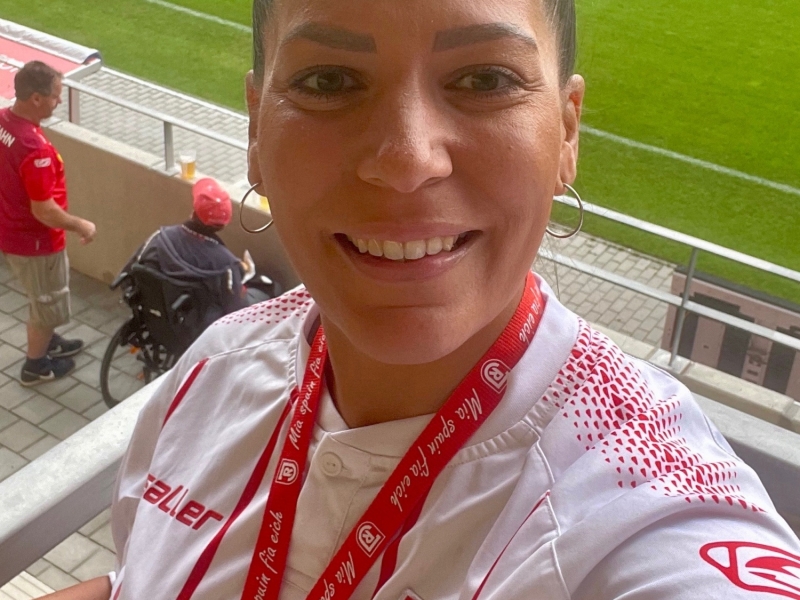 Frau im Stadion