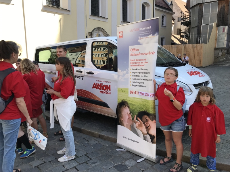 Menschen mit Beeintr&auml;chtigung und Begleiter im Freien