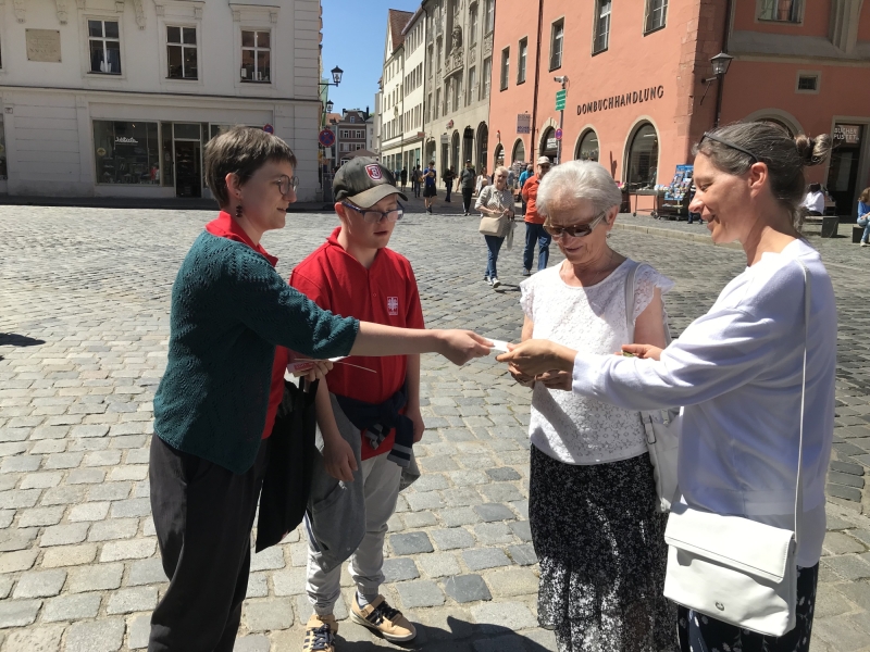 Menschen mit Beeintr&auml;chtigung und Begleiter