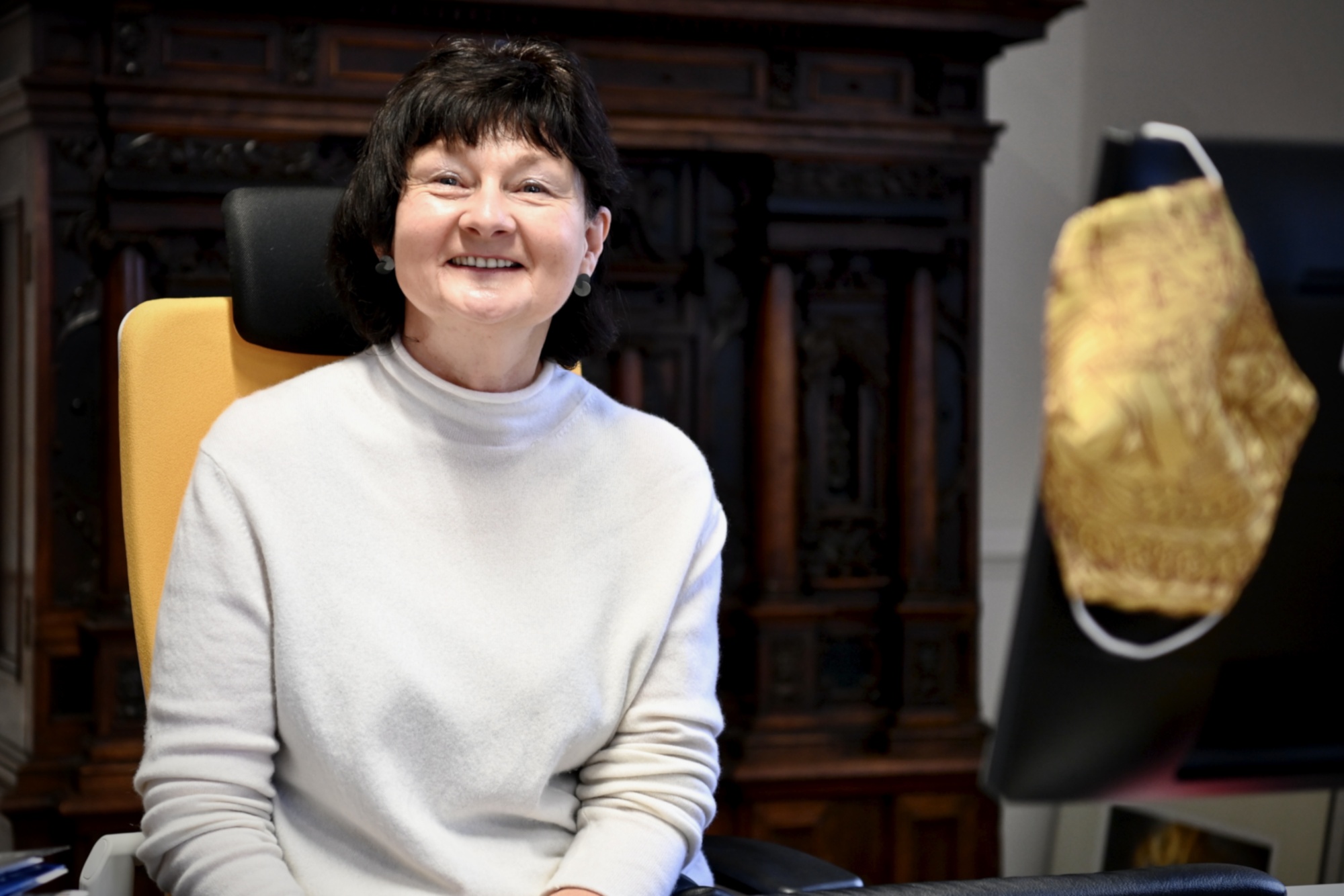 Frau mit weißem Pullover im Portrait