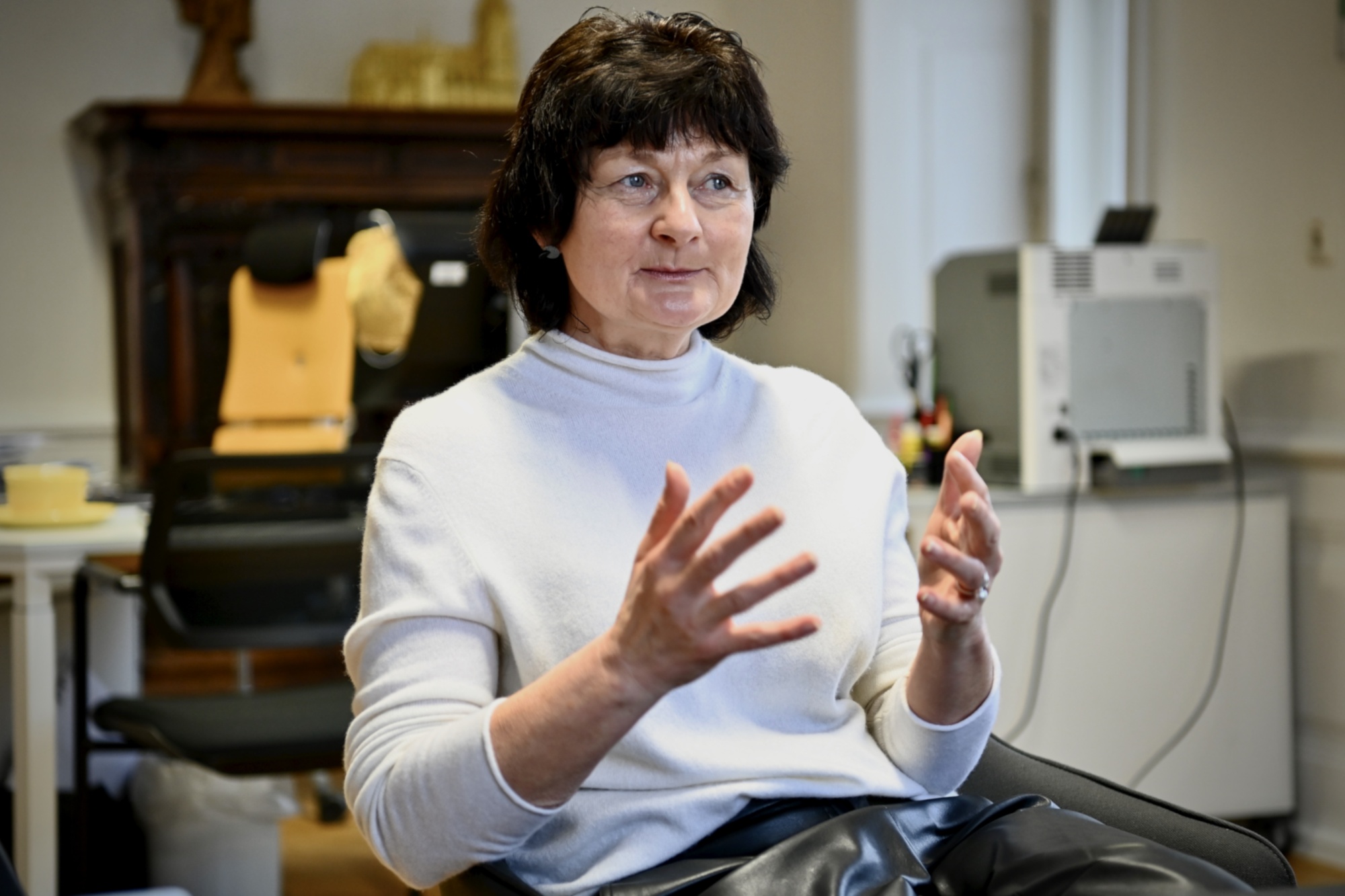 Frau mit weißem Pullover im Portrait