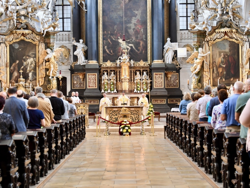 Blick durch die G&auml;nge in einer Kirche