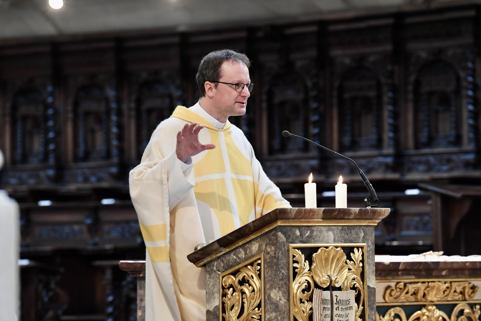 Person in einer Kirche am Pult
