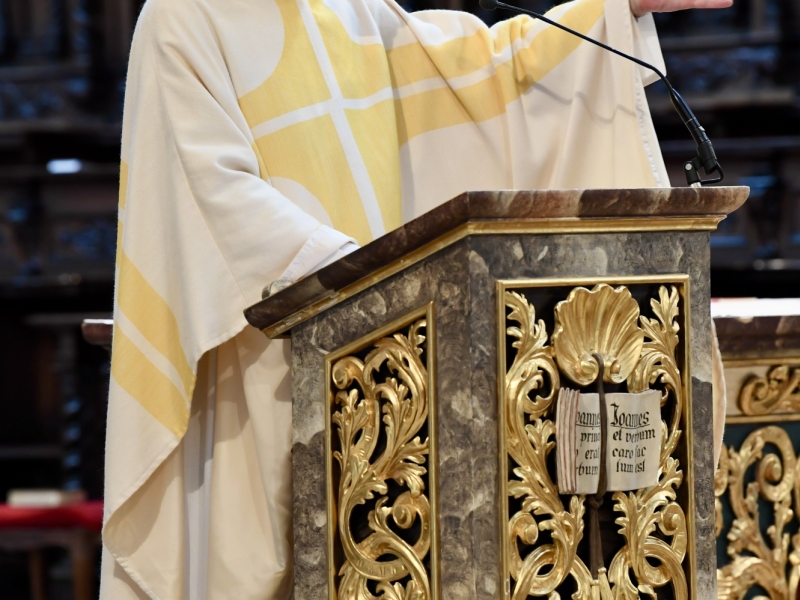 Person in einer Kirche am Pult