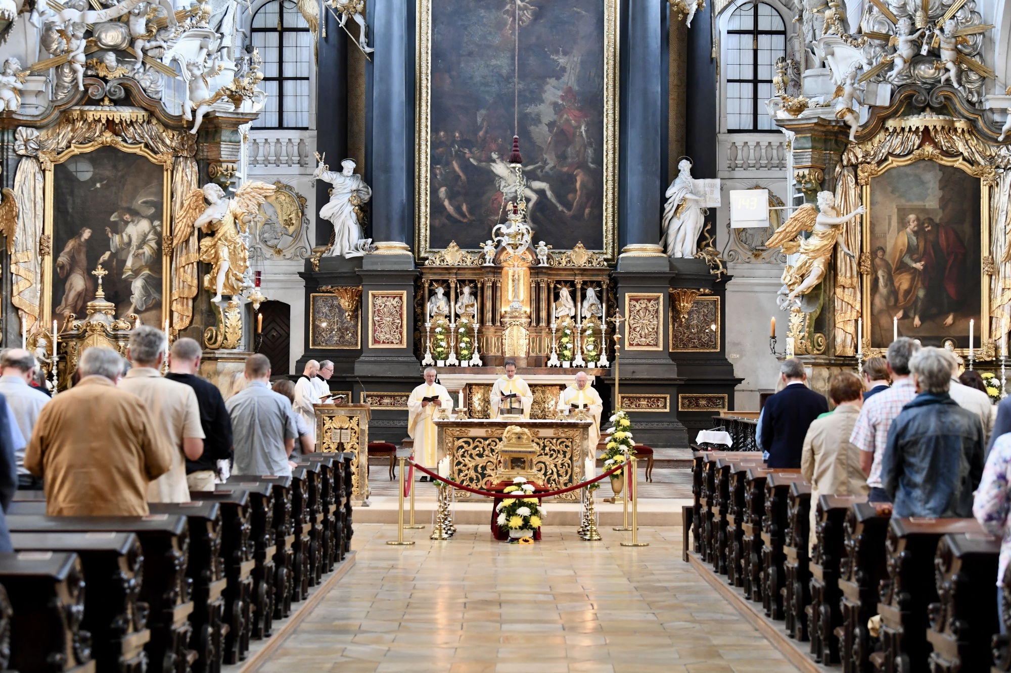 Geistliche in Kirche