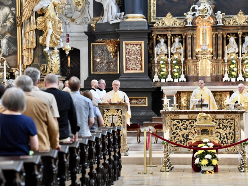 Blick durch die G&auml;nge in einer Kirche