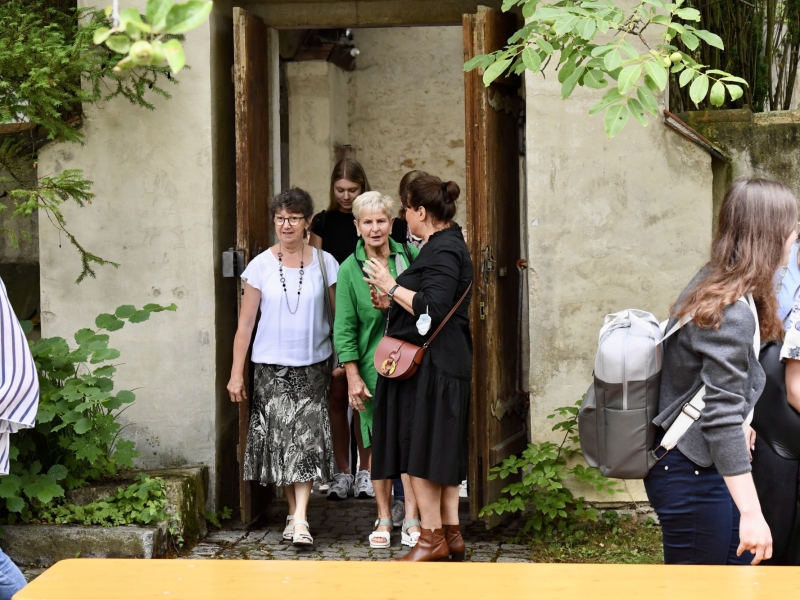 Personen treten aus Kirchent&uuml;r