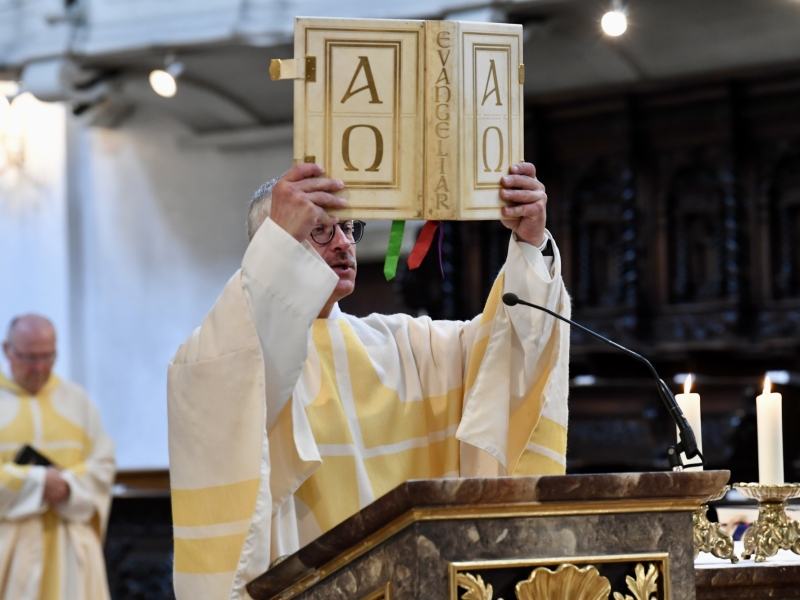 Geistlicher in Kirche