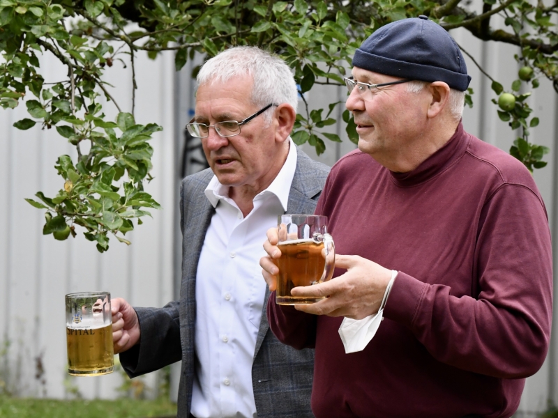 Zwei Personen unterhalten sich