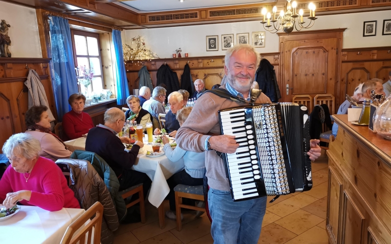 Mann mit Schifferklavier