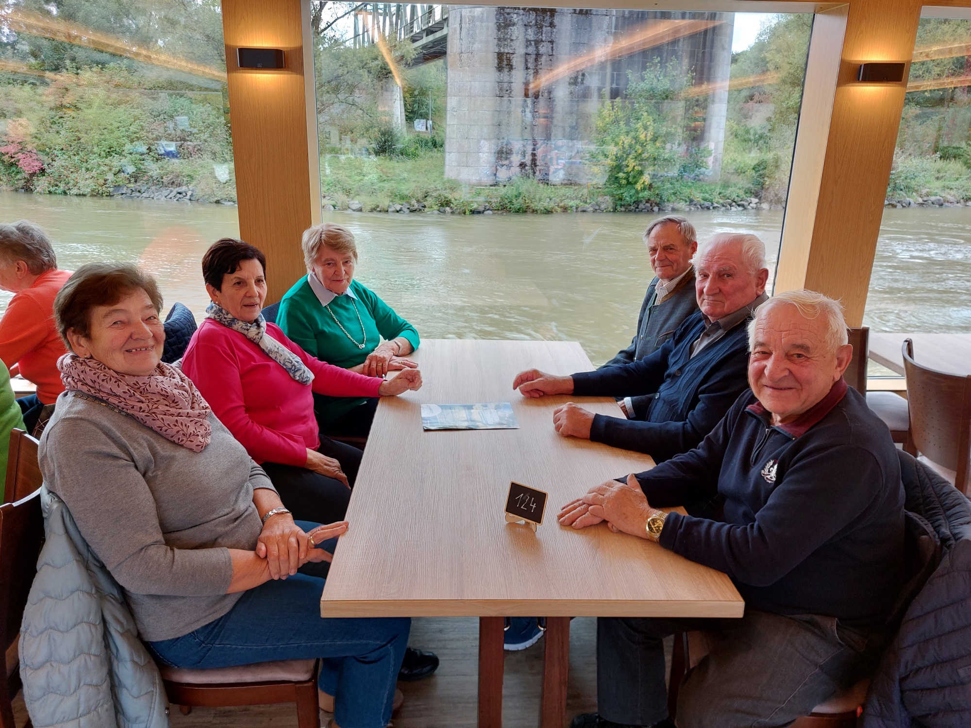 Personen an einem Tisch